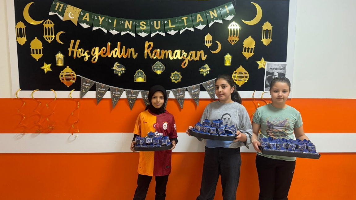 Ramazan Ayı Paylaşmaktır temalı tüm öğrencilerimize bayram şekeri ikram edildi.