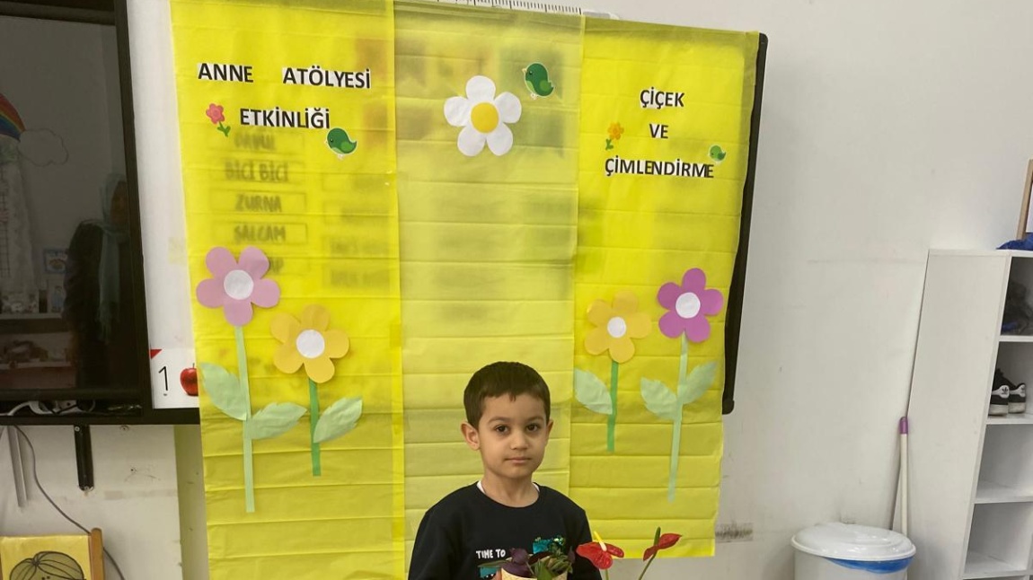 BİGEP KAPSAMINDA OKUL ÖNCESİ ÖĞRETMENİMİZ AYŞE GÖK TARAFINDAN ANNE ÇOCUK ETKİLEŞİMİNİ ARTIRMAK AMACI İLE ÇİÇEK VE ÇİMLENDİRME ADLI BİR ATÖLYE GERÇEKLEŞTİRLDİ.